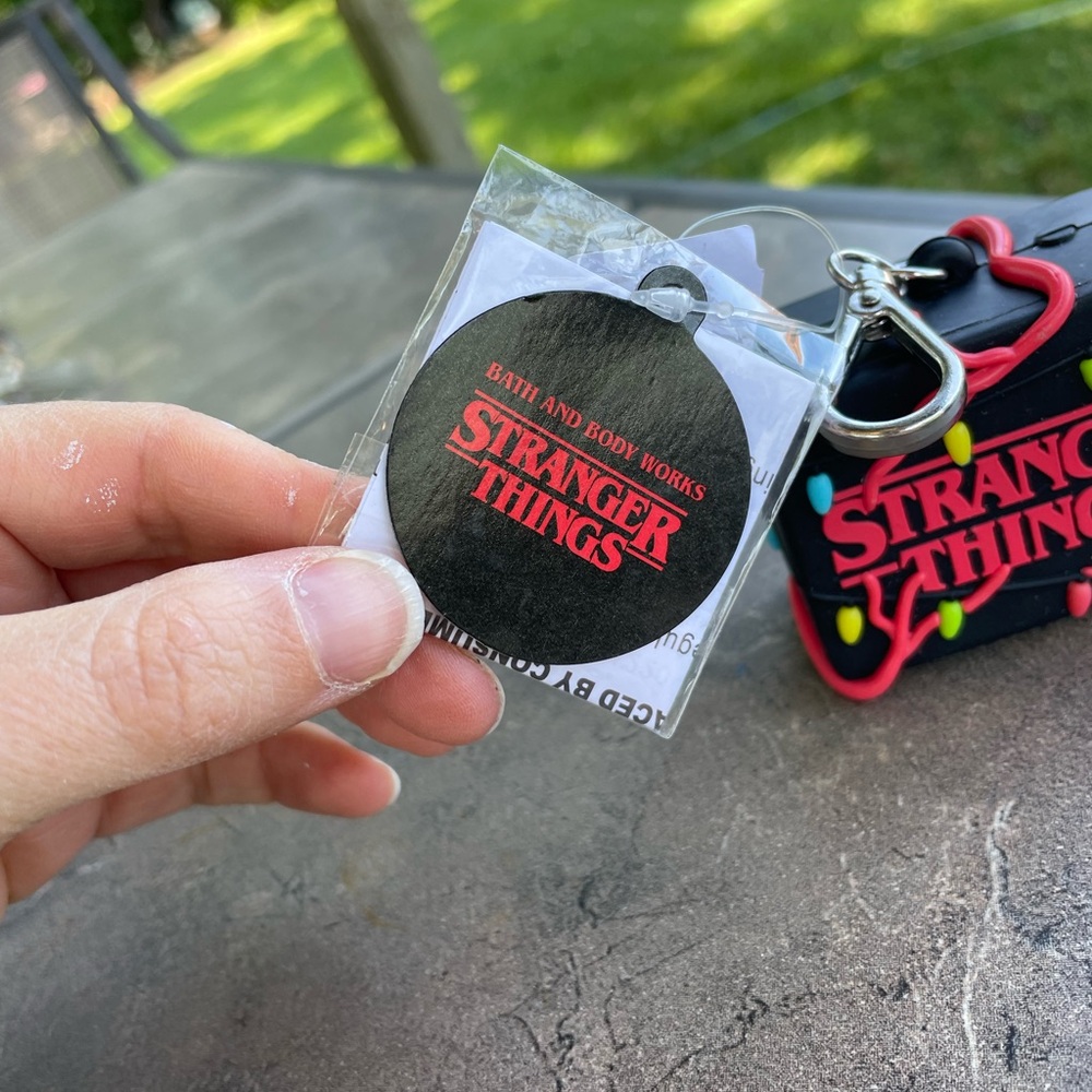 2x Bath & Body Works x Stranger Things Lightbulb Pocketbac Holder 🚦Lights Up🚦 - Picture 4 of 14